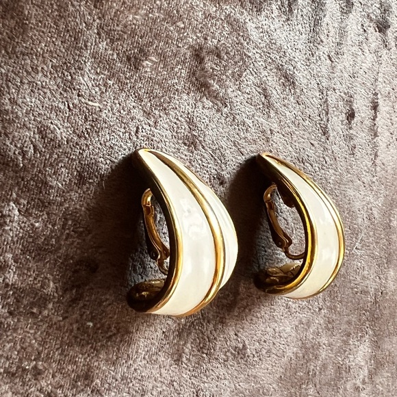 Vintage NAPIER Gold Cream Enamel Half Hoop LG Clip Screw Back Fashion Earrings - Picture 6 of 7
